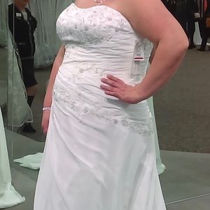 NWT 20W David’s Bridal gown. Beautifully chic!